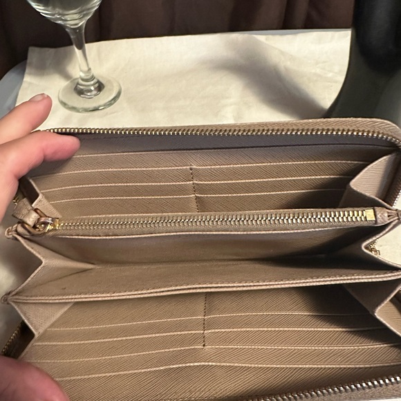 Prada long wallet. 8x4 in excellent condition. - Picture 2 of 9